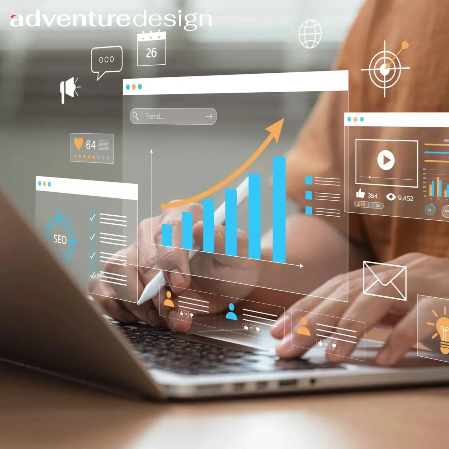 Handen typen op laptop met digitale grafieken, SEO en social media analytics voor online marketing