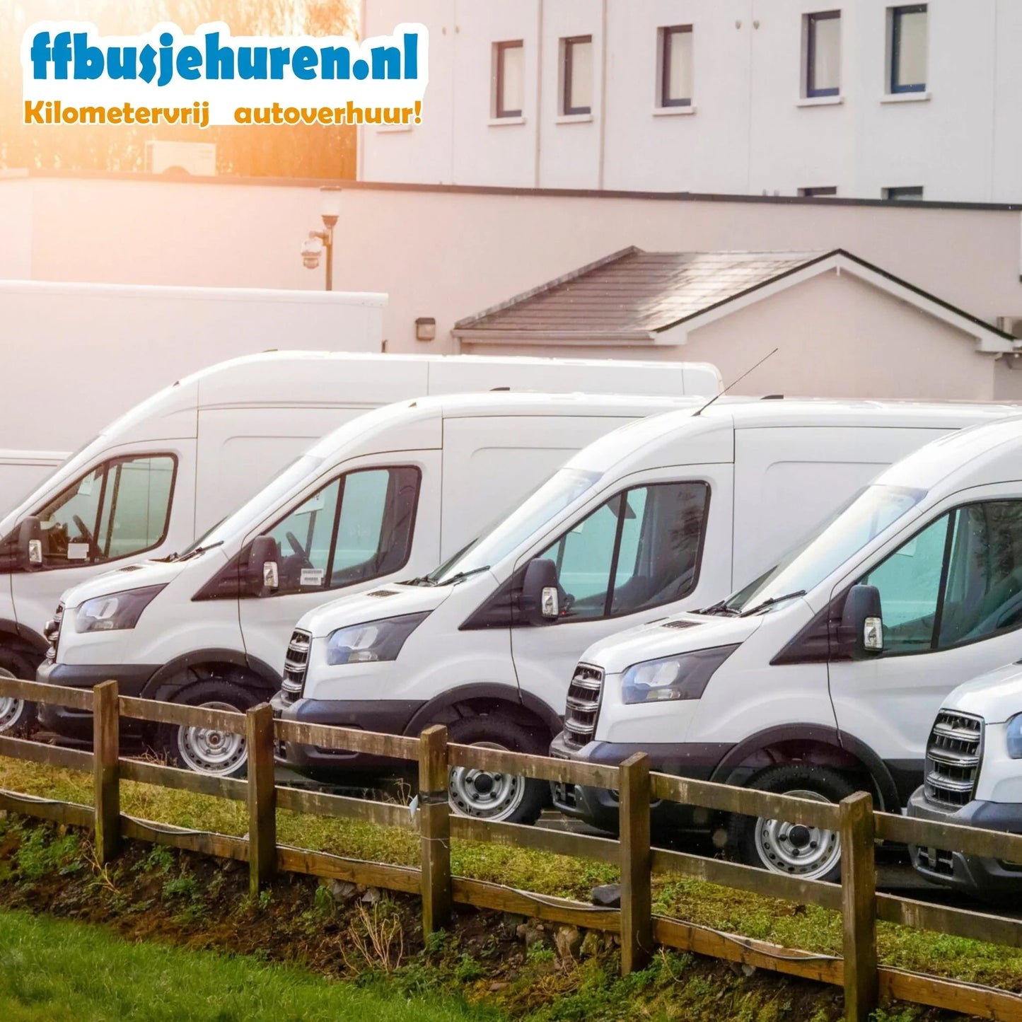 Witte busjes geparkeerd achter houten hek, ffbusjehuren.nl, kilometer vrij auto verhuur