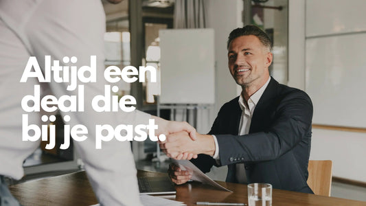 Twee zakenmensen schudden handen bij een deal in een moderne kantooromgeving met tekst in het Nederlands