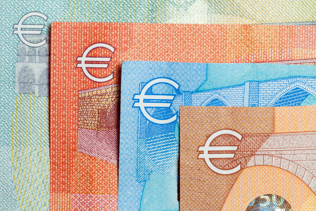 Close-up van kleurrijke euro bankbiljetten met euro teken en architecturale details