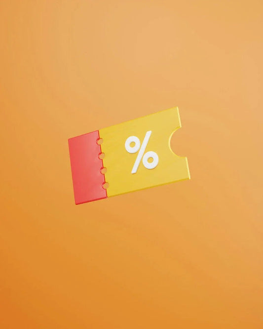 Gele en rode kortingsbon met wit procentteken op oranje achtergrond