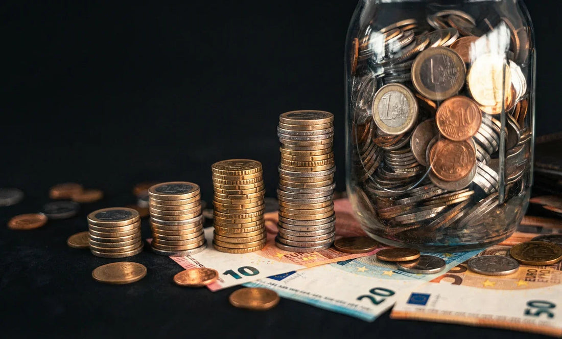 Geld besparen met stapels euro munten en muntgeld in een glazen pot op bankbiljetten