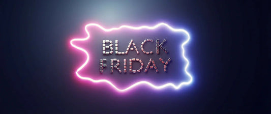 Black Friday tekst gemaakt van kleine auto's met neon roze en blauwe gloed op donkere achtergrond