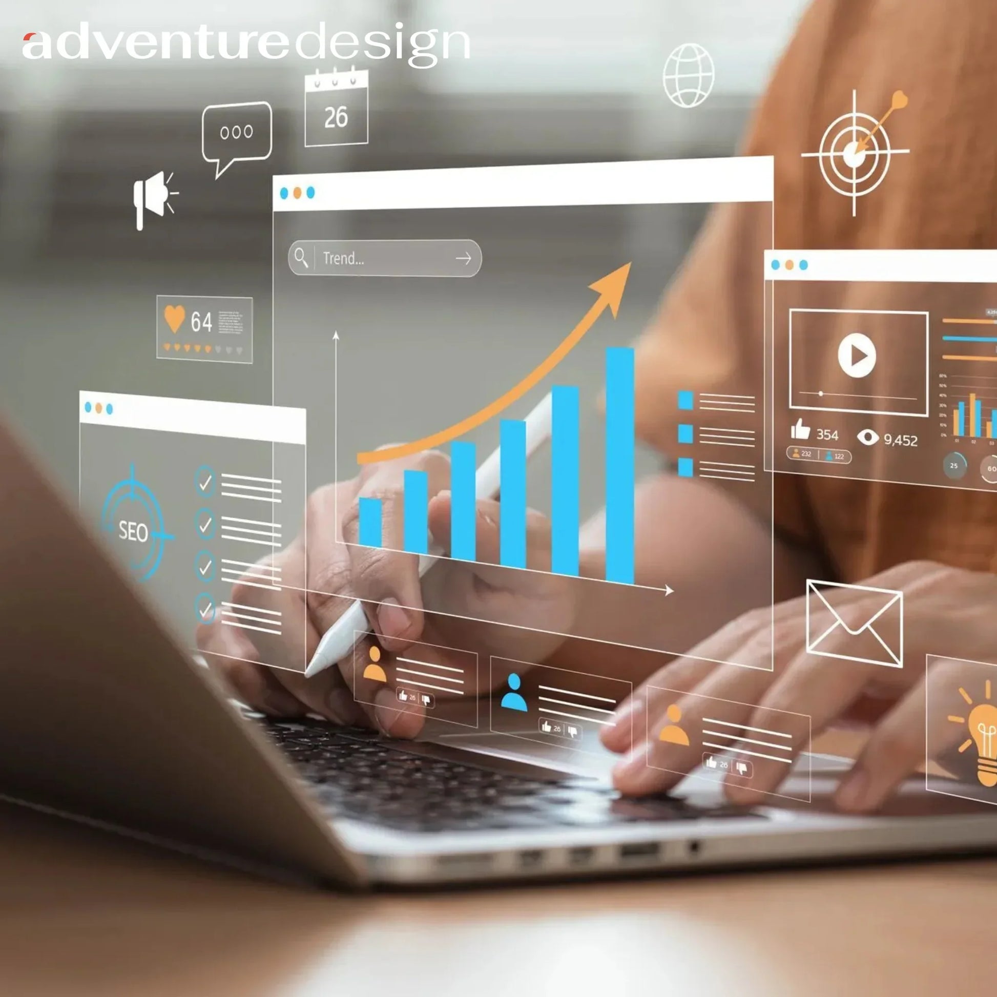 Handen typen op laptop met digitale grafieken, SEO en social media analytics voor online marketing