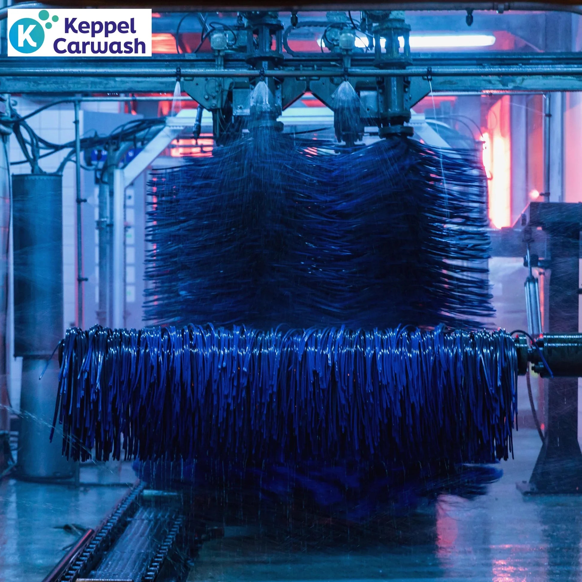 Geautomatiseerd autowasstraat met bewegende blauwe wasborstels bij Keppel Carwash