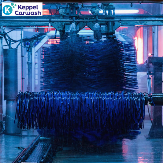 Geautomatiseerd autowasstraat met bewegende blauwe wasborstels bij Keppel Carwash