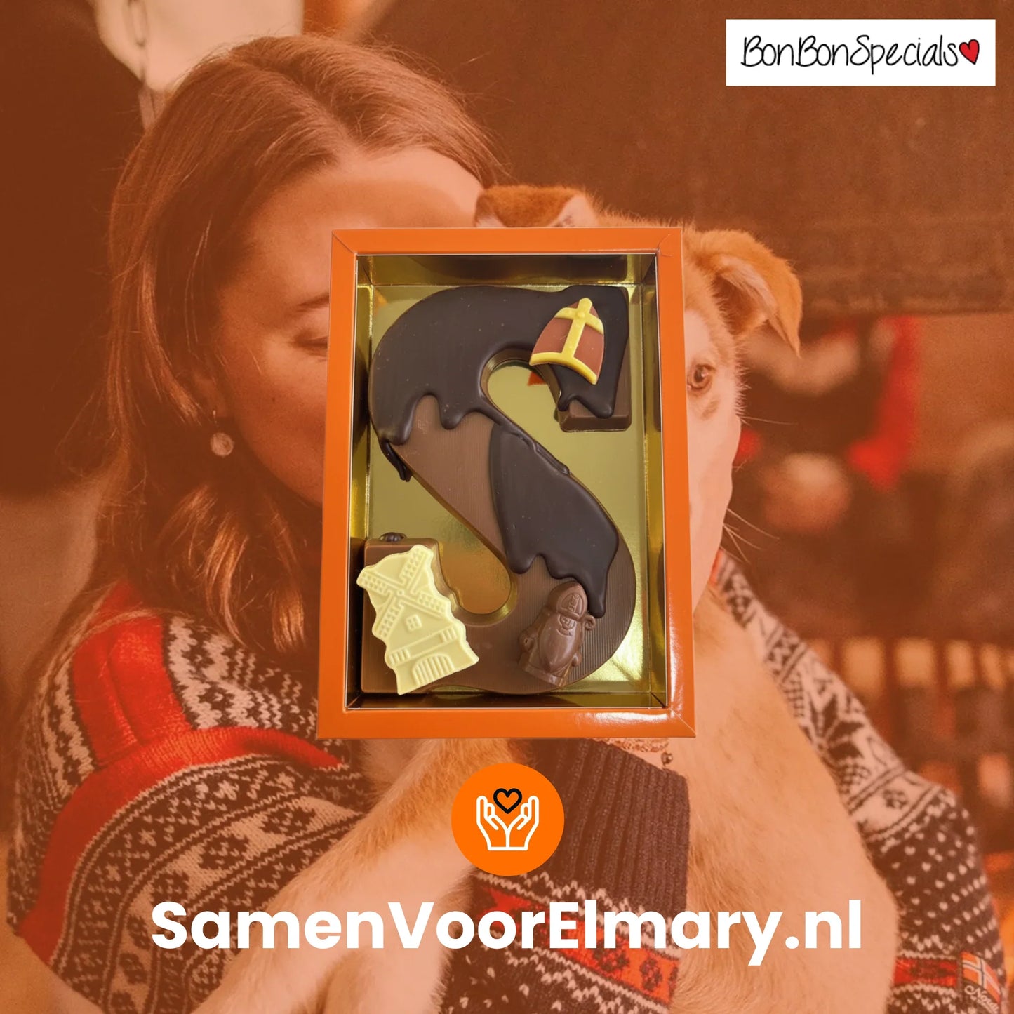 Chocoladeletter S met Sint decoraties in oranje doos, kersttrui en hond op achtergrond, SamenVoorElmary.nl